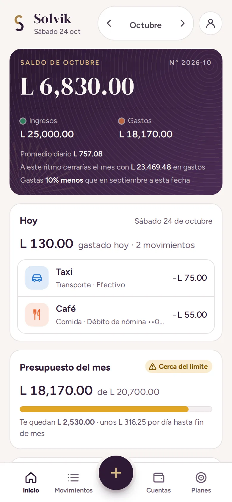 Pantalla de inicio de Solvik: saldo de octubre de L 6,830, ingresos de L 25,000, gastos de L 18,170 y el aviso de que gastas 10% menos que en septiembre.
