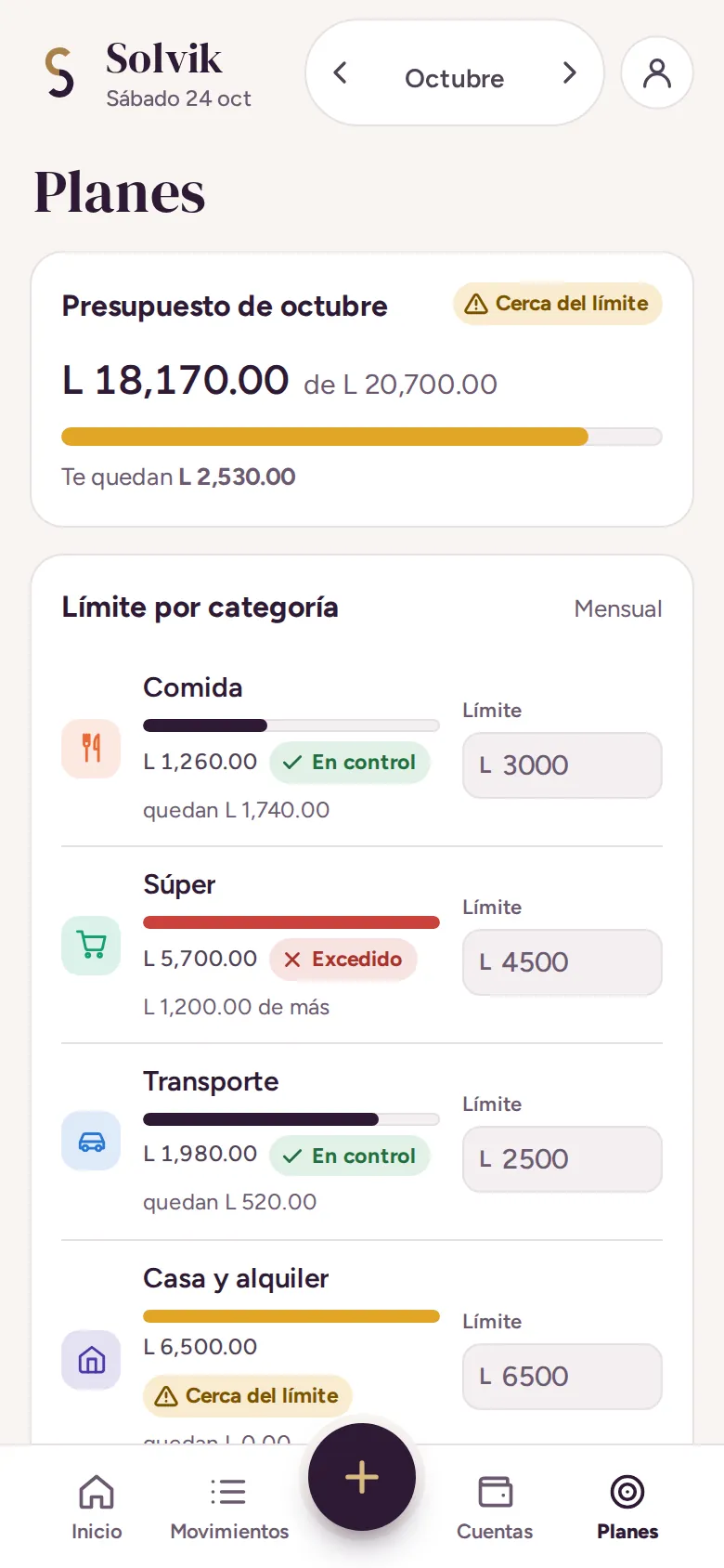 Presupuesto de octubre en Solvik con límites por categoría y avisos de En control, Excedido y Cerca del límite.